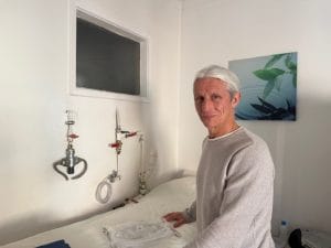 Há 20 anos que francês Laurent Bordas se dedica à hidroterapia do cólon