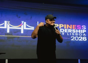Fábio Borges a animar o público da 2ª edição do Happiness and Leadarship Summit/ Créditos foto: Creeart Films