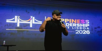 Fábio Borges a animar o público da 2ª edição do Happiness and Leadarship Summit/ Créditos foto: Creeart Films