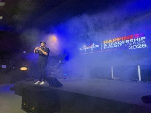 O organizador do Happiness and Leadership Summit Lisboa 2026 discursou perante uma plateia divertida/DR