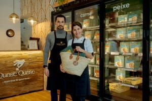 O casal Hugo Ângelo e Leonor Casanova na loja Quase Quase da Avenida de Roma, em Lisboa/ Créditos foto: Guillermo Vidal